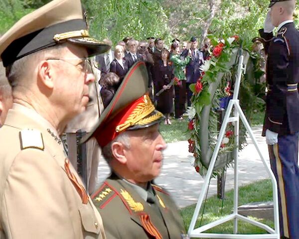 Глава Генштаба ВС РФ возложил венок к могиле неизвестного солдата в Вашингтоне