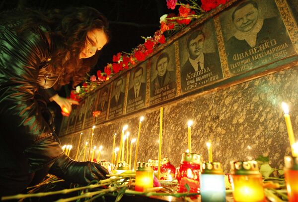 Свечи у мемориала в память о погибших во время Чернобыльской трагедии