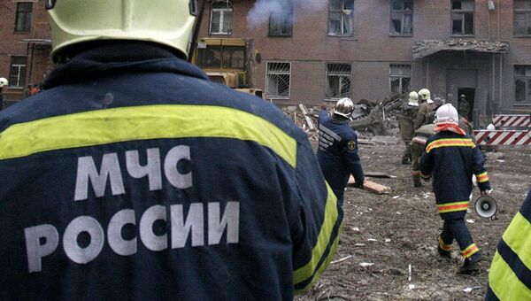 Сотрудники МЧС РФ на месте взрыва бытового газа