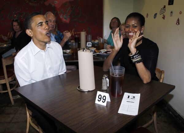 Президент США Барак Обама со своей супругой в городе Эшвилл