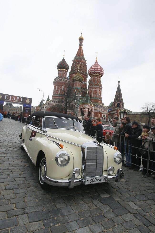 Ретро-автомобиль на Васильевском спуске в Москве. Архив