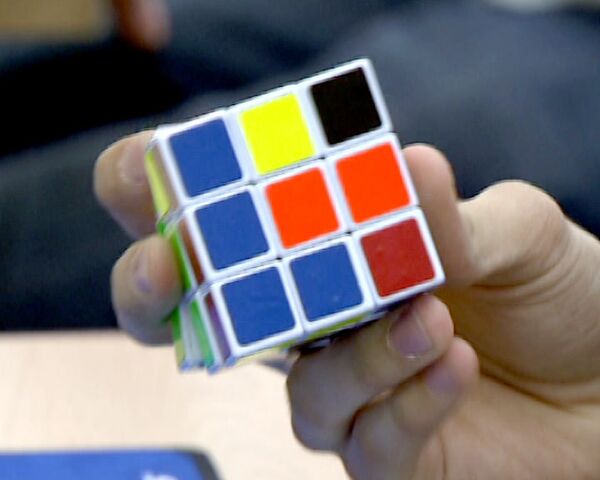 Кубик Рубика собрали вслепую на время 