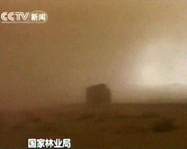 Сильнейшая песчаная буря бушует на северо-западе Китая