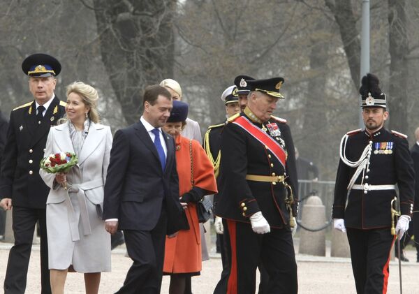 Президент РФ Д.Медведев на церемонии официальной встречи у королевского дворца в Осло