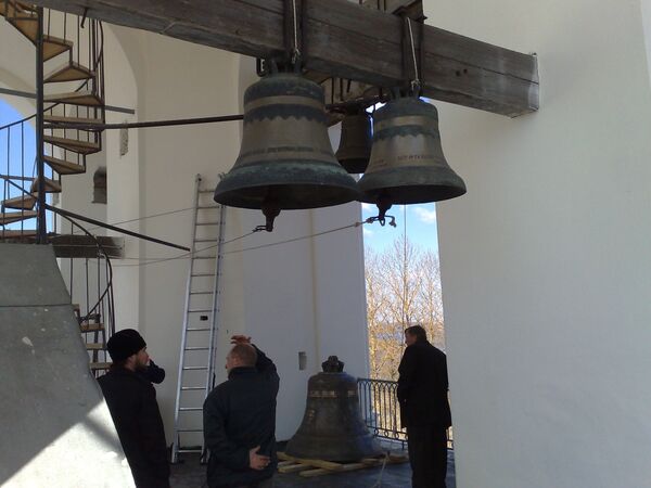 Поднятие нового благовестника на колокольню Свято-Юрьева монастыря в Новгороде