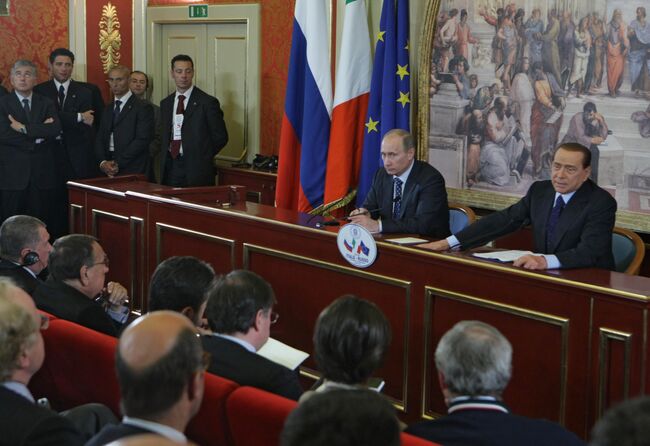 Пресс-конференция премьер-министров РФ и Италии Владимира Путина и Сильвио Берлускони. Архив