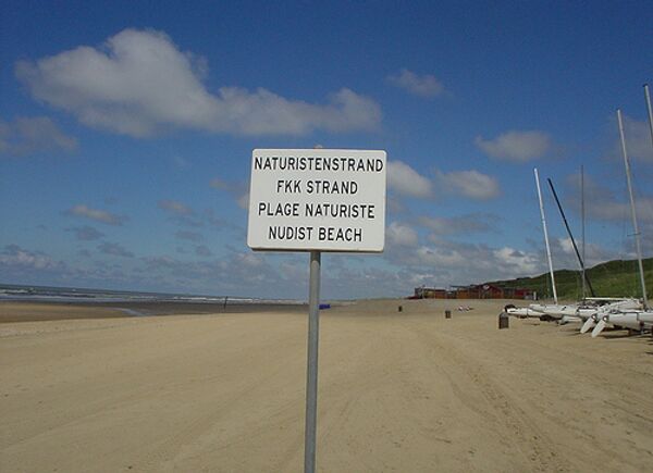 Табличка, предупреждающая о том, что дальше начинается нудистский пляж
