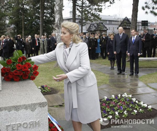 Супруга президента РФ Светлана Медведева возложил цветы к памятнику советским воинам