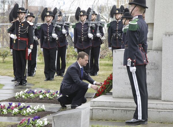 Президент РФ Д.Медведев возложил венок к памятнику советским воинам. Архив
