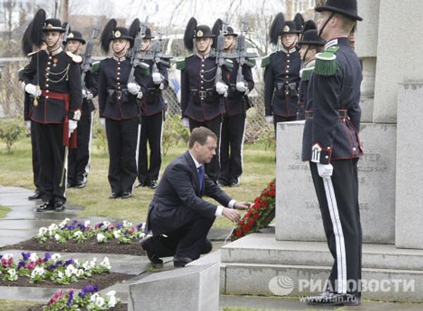 Президент РФ Д.Медведев возложил венок к памятнику советским воинам