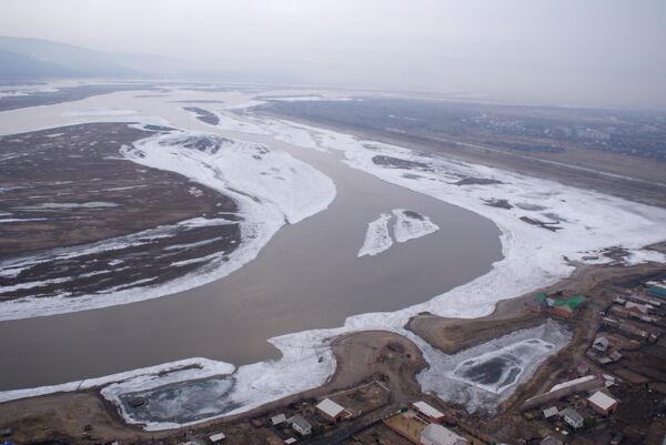 Ледоход на реке Абакан в районе города Абаза республики Хакасия 