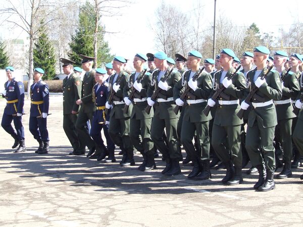 Смотр российских десантников перед парадом в честь Дня Победы
