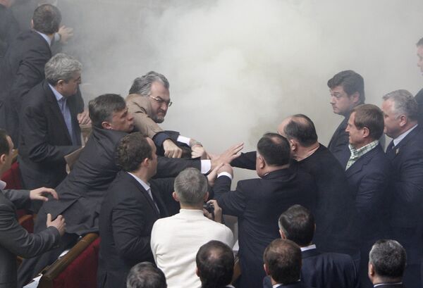 Дымовая шашка брошена в зале заседаний Верховной Рады Украины