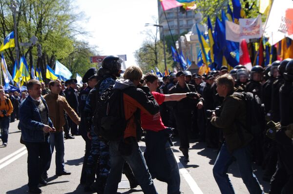 Митинг сторонников и противников соглашения по Черноморскому флоту у здания Верховной Рады Украины. Архив