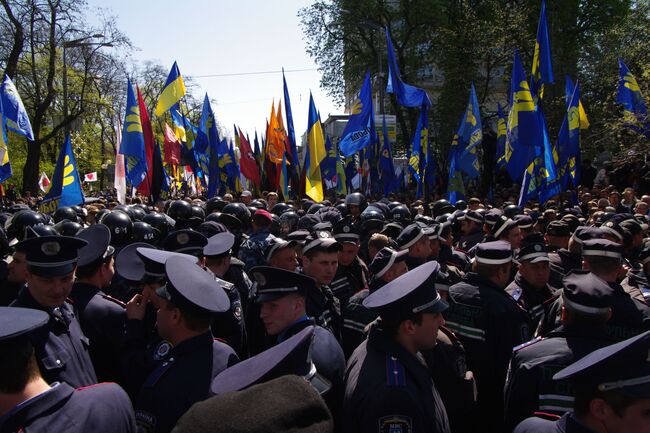 Митинг сторонников и противников соглашения по Черноморскому флоту у здания Верховной Рады Украины