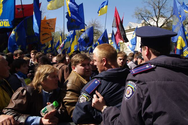 Митинг сторонников и противников соглашения по Черноморскому флоту у здания Верховной Рады Украины