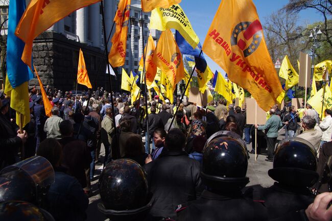 Митинг сторонников и противников соглашения по Черноморскому флоту у здания Верховной Рады Украины