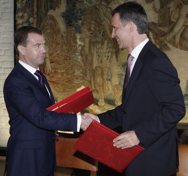 Президент России Дмитрий Медведев и премьер-министр Норвегии Йенс Столтенберг на церемонии подписания совместных документов. Архив