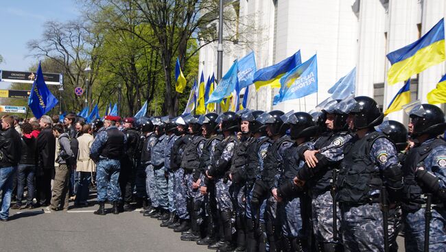 Митинг сторонников и противников соглашения по Черноморскому флоту у здания Верховной Рады Украины