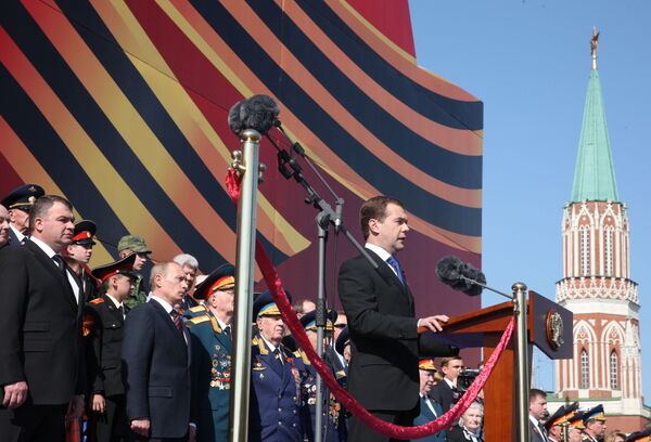 Президент РФ Д.Медведев и премьер-министр В.Путин на Военном параде по случаю Дня Победы. Архив