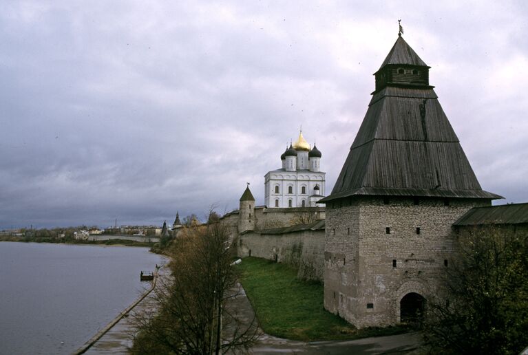 Псковский кремль на берегу реки Великой