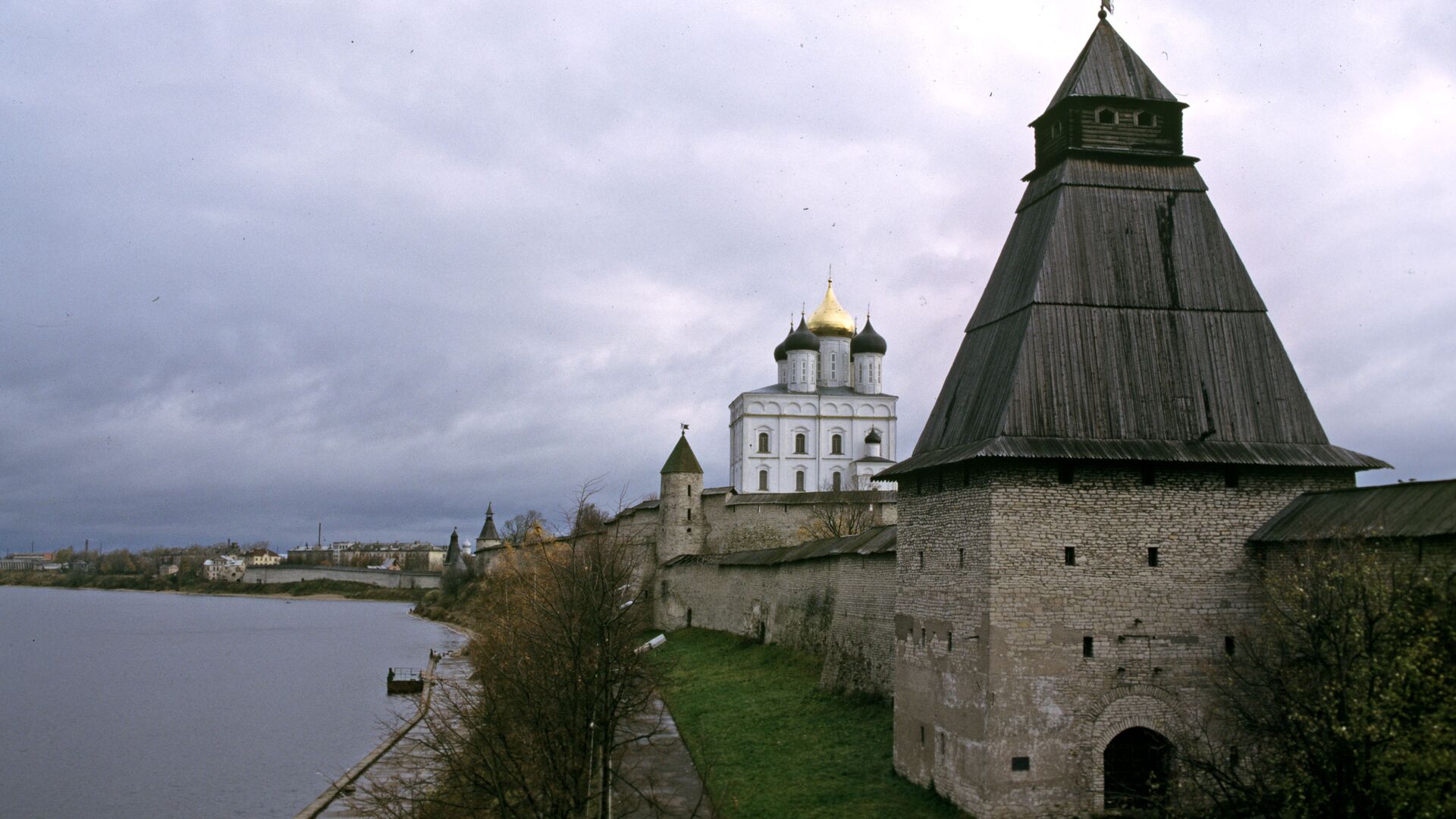 Псковский кремль на берегу реки Великой - РИА Новости, 1920, 13.11.2021