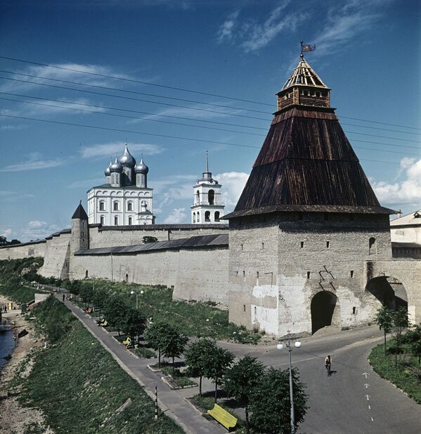 Вид на Власьевскую башню и Троицкий собор