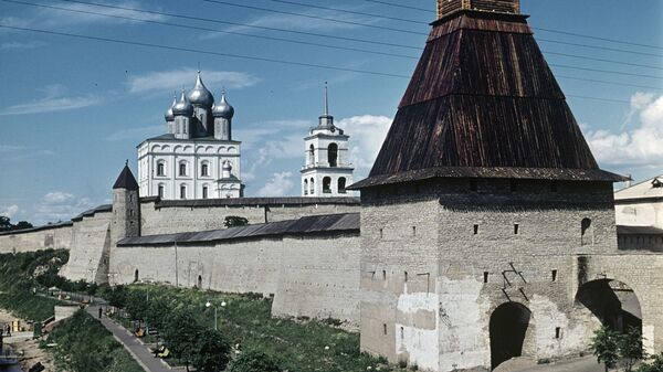 Вид на Власьевскую башню и Троицкий собор