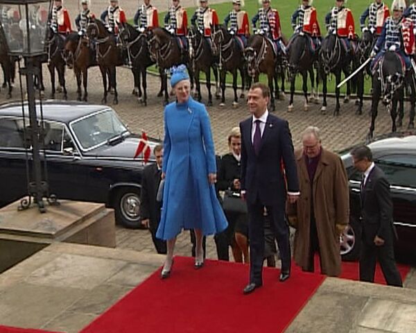 Медведев прибыл к датской королеве в сопровождении конного эскорта