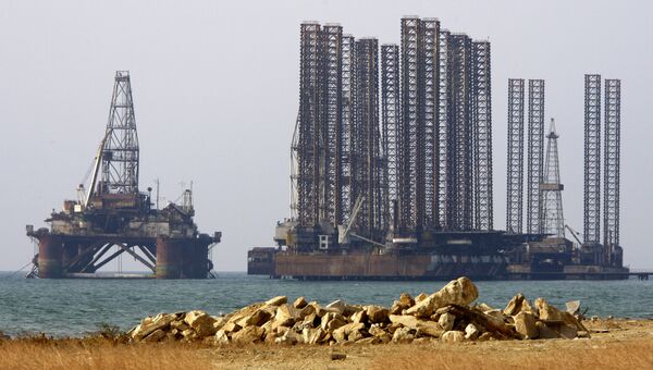 Нефтяные платформы в Каспийском море. Архивное фото