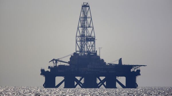 Нефтяная платформа в Каспийском море. Архивное фото