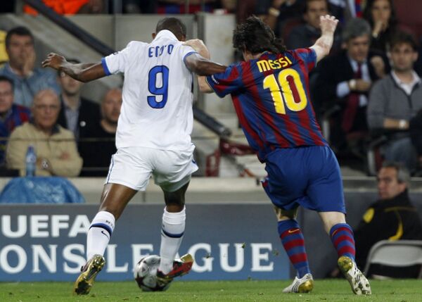 Игровой момент матча 1/2 финала Лиги Чемпионов между Барселоной и Интером