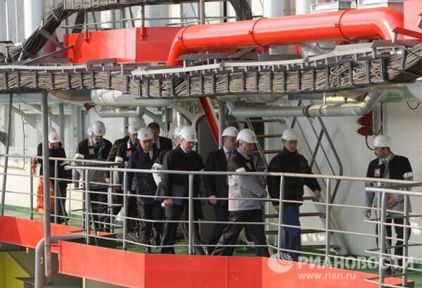 Премьер-министр РФ Владимир Путин посетил стационарную нефтяную платформу ОАО ЛУКОЙЛ