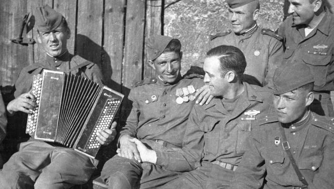 Советские и американские воины во время отдыха. Архивное фото