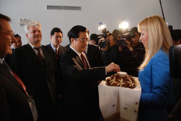 Председатель КНР Ху Цзиньтао стал первым китайцем, посетившим российский павильон на Всемирной универсальной выставке ЭКСПО-2010 в Шанхае