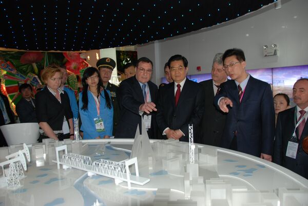 Председатель КНР Ху Цзиньтао стал первым китайцем, посетившим российский павильон на Всемирной универсальной выставке ЭКСПО-2010 в Шанхае