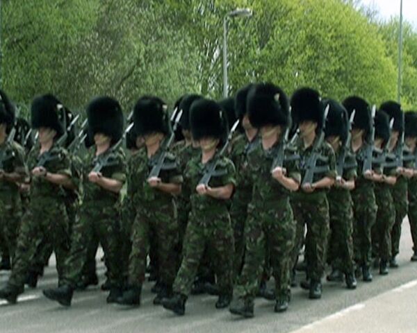 Гвардейцы Елизаветы II чистят кивера и чеканят шаг к параду в Москве