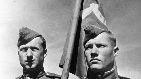 Михаил Егоров и Мелитон Кантария, водрузившие Знамя победы над Рейхстагом