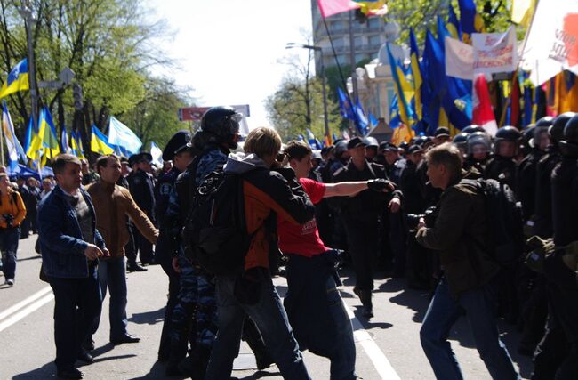 Митинг сторонников и противников соглашения по Черноморскому флоту. Архив