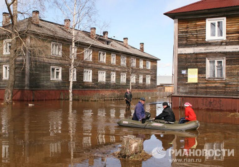 Паводковые воды подступили к жилым домам в Архангельске