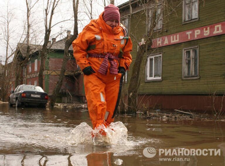 Паводковые воды подступили к жилым домам в Архангельске