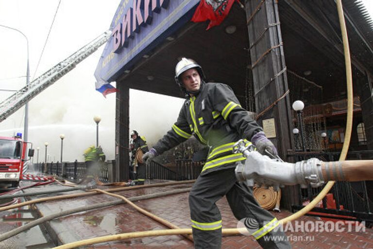 На Бережковской набережной горит плавучий ресторан Викинг
