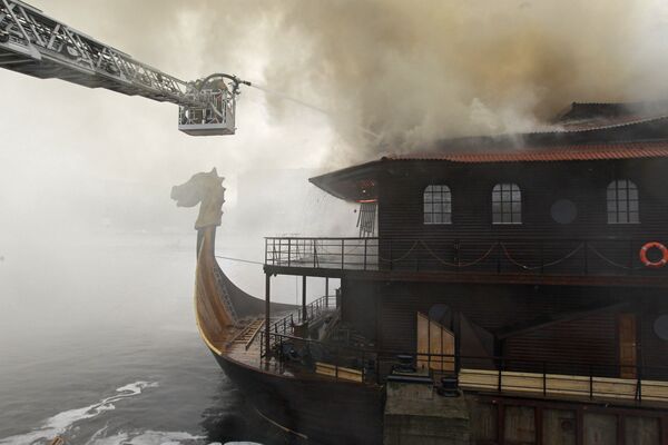 Тушение пожара в плавучем ресторане Викинг в Москве. Архив