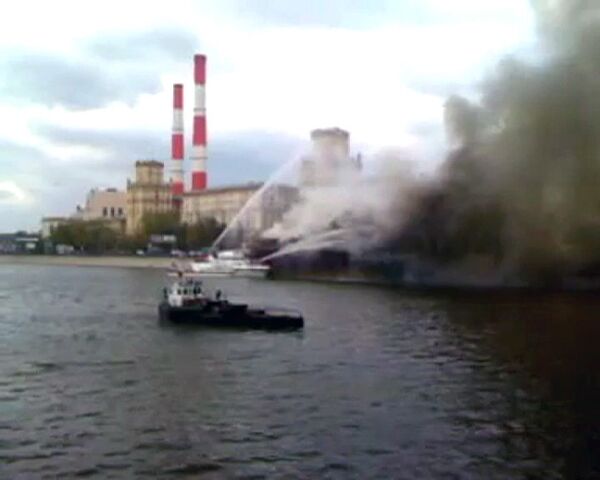 Пожар в плавучем ресторане викинг на Бережковской набережной в Москве. 