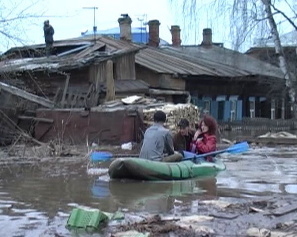 Паводок в Томске загнал людей на крыши