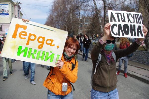 28 написано. Монстрация лозунги наука. Куртки с лозунгами про сво. Вокруг одни комики картинка Монстрация. Литература пятый класс нарисовать и Монстрация.