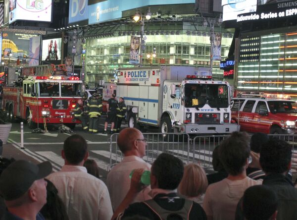 Полиция Нью-Йорка эвакуировала людей с Таймс-сквер из-за возгорания подозрительного автомобиля