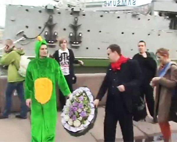 Питерским милиционерам не понравился похоронный венок монстрантов