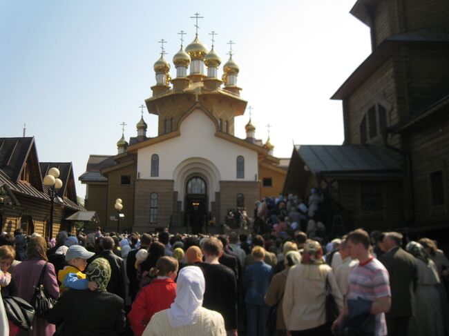 Патриарх Кирилл, министра культуры Александр Авдеев, архиепископ Белгородский Иоанн и губернатор области Евгений Савченко на ступенях храма Веры, Надежды, Любови и матери их Софии в Белгороде после его освящения и богослужения в нем. 