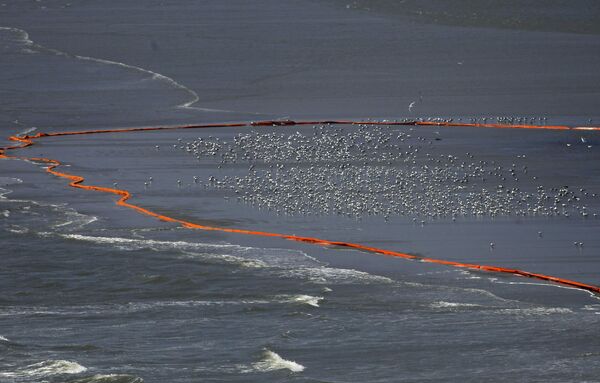 Специальные боновые заграждения, призванные локализовать нефтяной разлив по поверхности воды в Мексиканском заливе